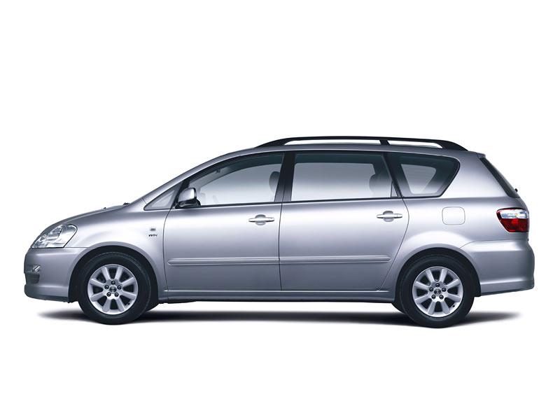 Photos: Car: Toyota Avensis Verso 2.0 (pictures, images)