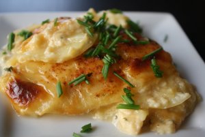 Recept online: Gratinované brambory: Sytý bramborový pokrm- brambory zapečené se smetanou, česnekem a strouhaným ementálem