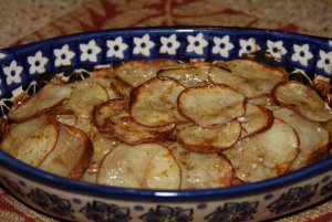 Recept online: Pečené brambory s parmskou šunkou: Plátky brambor se šunkou a zeleninou, pečené v kuřecím vývaru s mlékem a sýrem