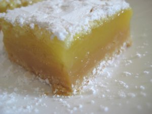 Recept online: Sněhový citronový moučník: Moučník z citronového těsta ozdobený nadýchaným sněhem