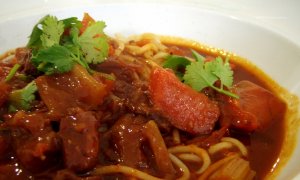 Recept online: Tradiční guláš: Hovězí po maďarsku - dušené maso s paprikou, cibulí, rajčaty, bramborem  a zakysanou smetanou